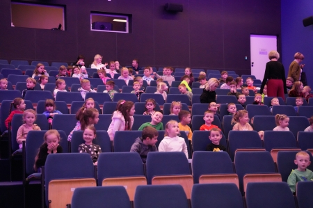 Mikołajkowy wyjazd przedszkolaków do kina w Ciężkowicach 