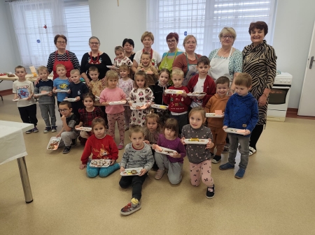 Przedszkolaki pieką i zdobią pierniczki w KGW 