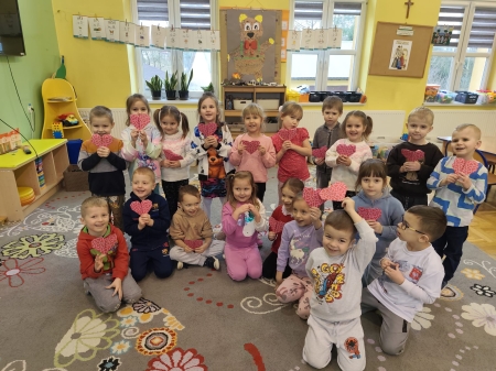 Żabki robią walentynkowe serce z origami 