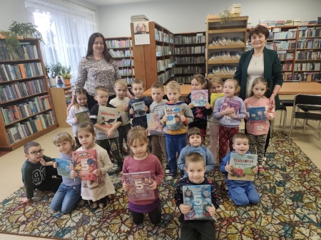 Żabki odwiedzają bibliotekę i poznają zawód bibliotekarki 