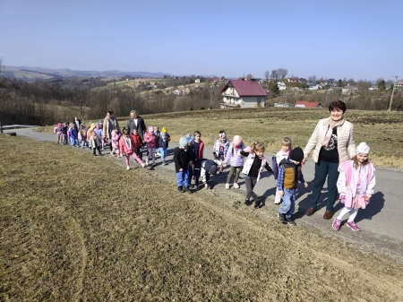 Spacer przedszkolaków w poszukiwaniu wiosny 