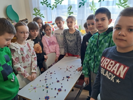 Tajemniczy świat atomów - lekcja w klasie III 