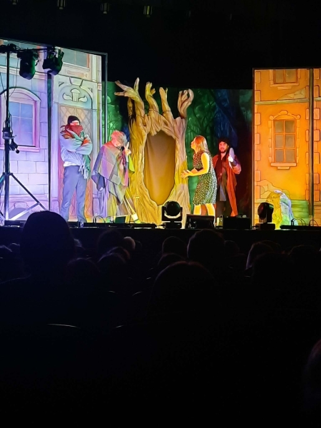 Spektakl teatralny ''Spod naszej strzechy''