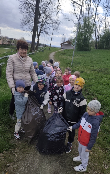 Dzieci z grupy ''Żabek'' pod czujnym okiem bociana biorą udział w akcji ''Sprzątania świata'' - 21 kwietnia 2026