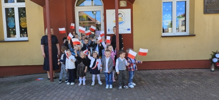 Przedszkolaki maszerują dumnie z flagą Polski 4 maja 2026