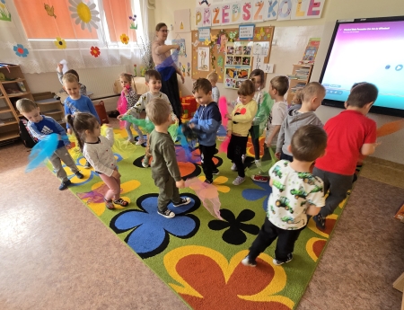 Zajęcia muzyczno-rytmiczne w grupie Biedronek