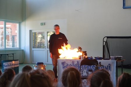 GRUPA ZAELEKTRYZOWANI - pokazy doświadczeń fizyczno – chemicznych