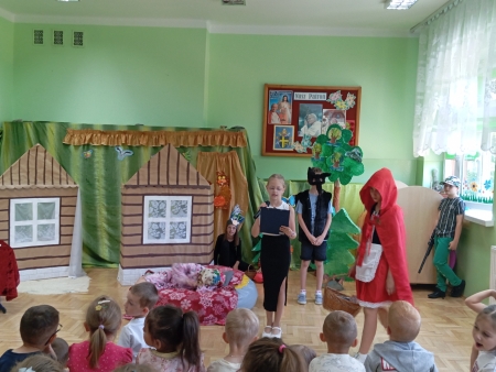 Oglądamy przedstawienie pt. ''Czerwony Kapturek'' w wykonaniu uczniów klasy III ...