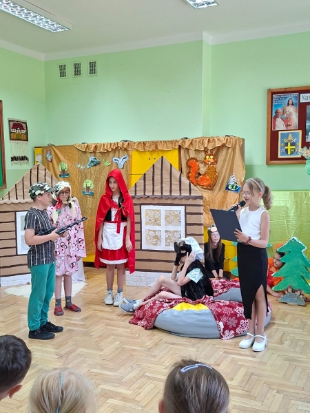 Fotorelacja z przedstawienia ''Czerwony Kapturek'' w wykonaniu klasy III 