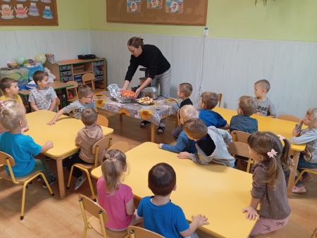 Biedronki robią zdrowy sok z marchewki i jabłka 