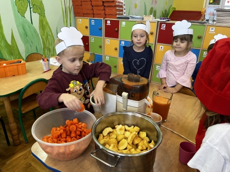 Zdrowo i kolorowo – Żabki wyciskają sok!