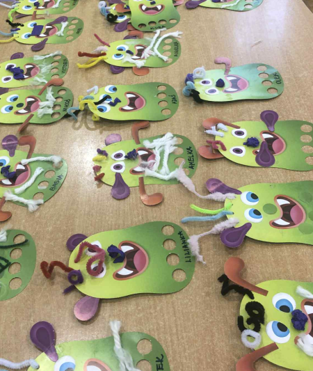 Grupa Żabki wykonuje wesołe stworki 