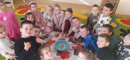 ''Co pływa, co tonie'' - eksperymenty przedszkolaków 